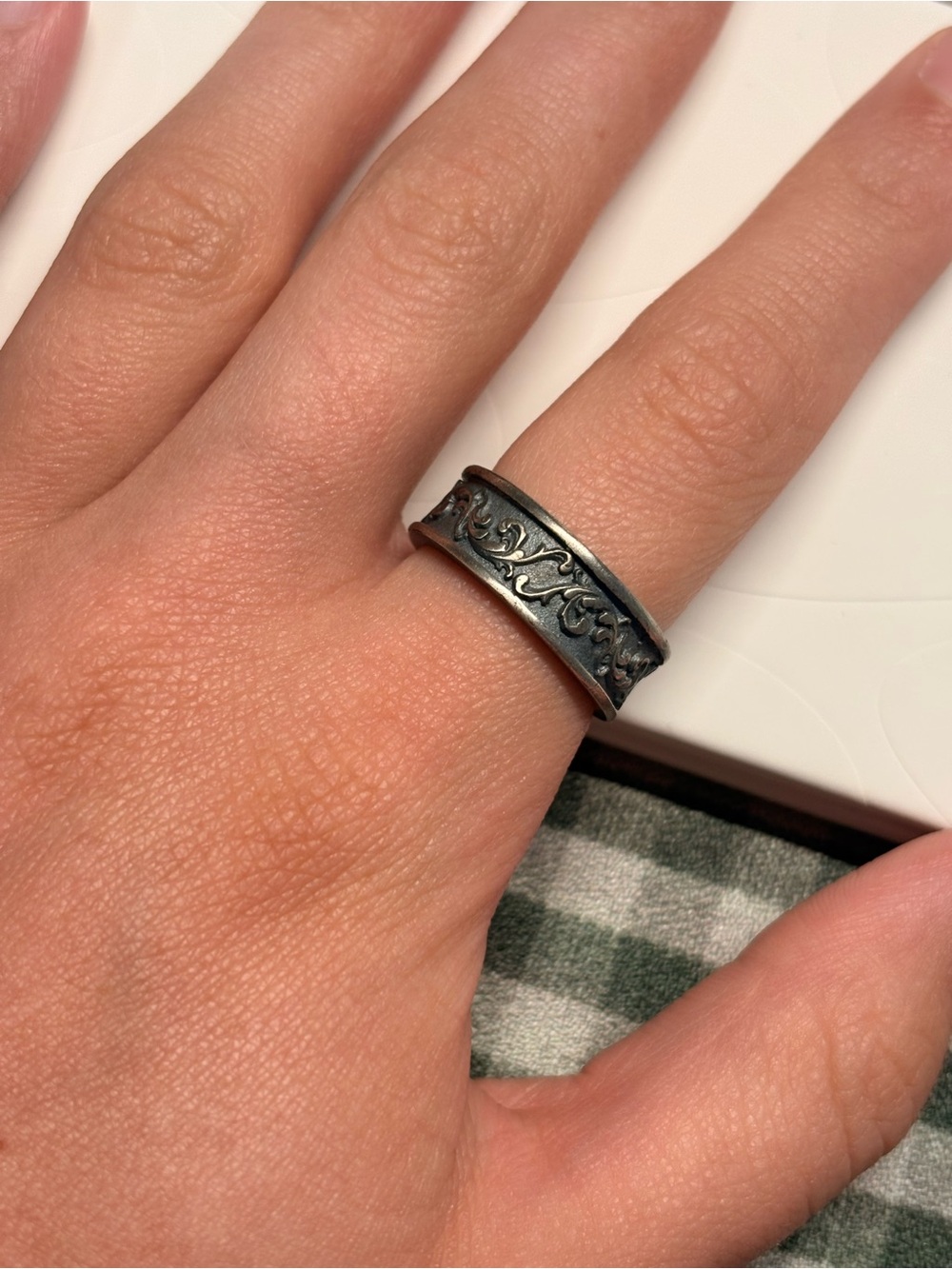 Engraved Silver Ring, Vintage Oxidized Band 925 Sterling Silver, size 8 - Picture 4 of 4